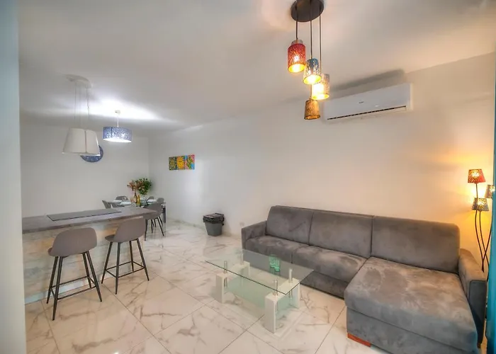 Spacious & Modern 3 Bedroom Near Seafront Jbor1-1
