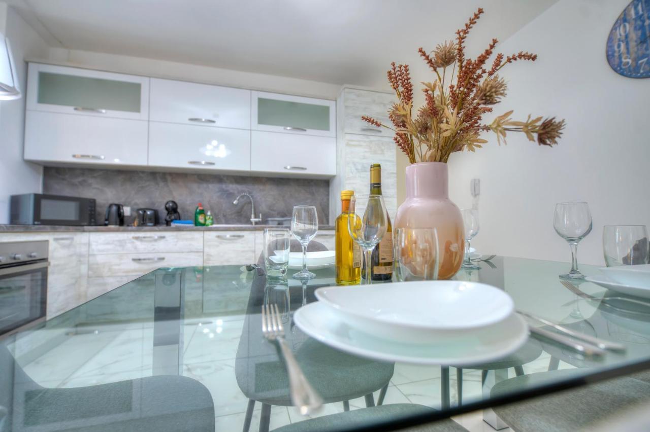 Spacious & Modern 3 Bedroom Near Seafront Jbor1-1 *